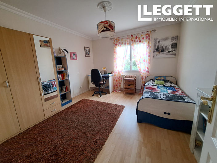 Image No.8-5 Bed House for sale