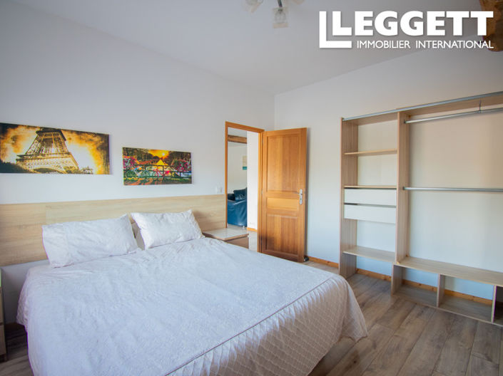 Image No.6-8 Bed House for sale