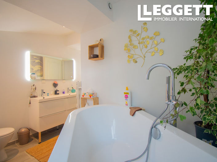 Image No.8-3 Bed House for sale