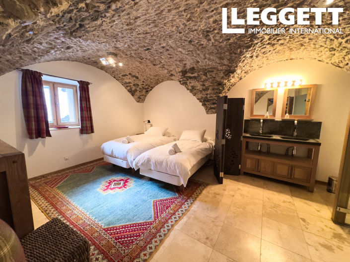 Image No.7-5 Bed House for sale