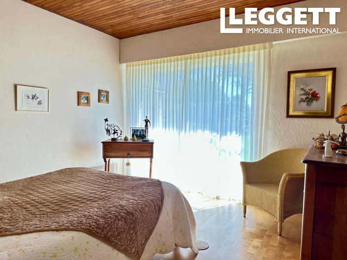 Image No.8-5 Bed House for sale