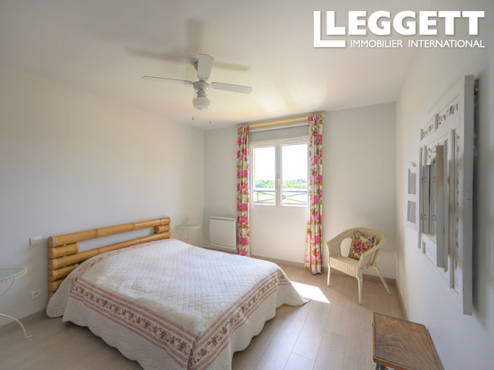 Image No.8-5 Bed House for sale