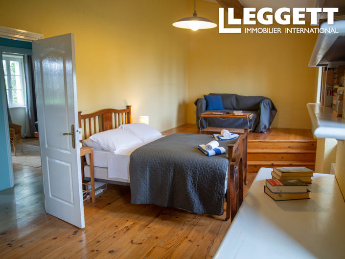 Image No.8-10 Bed House for sale