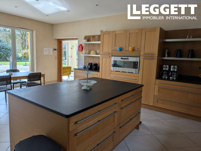 Image No.7-10 Bed House for sale