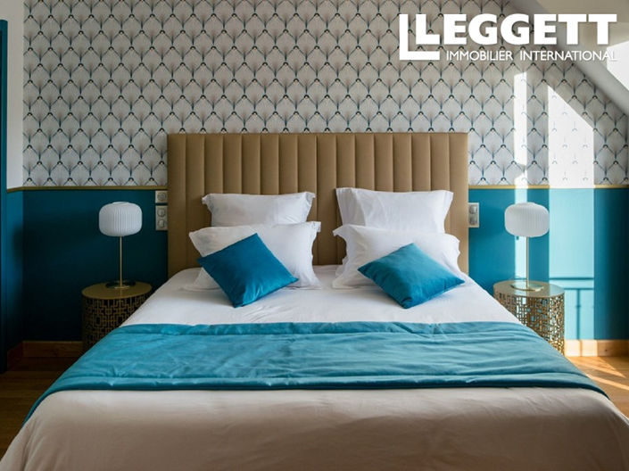 Image No.8-10 Bed House for sale