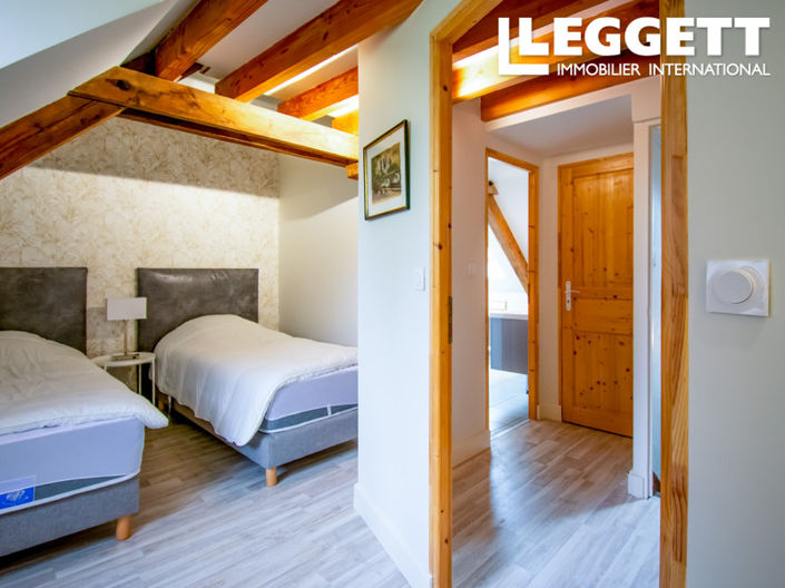 Image No.8-6 Bed House for sale