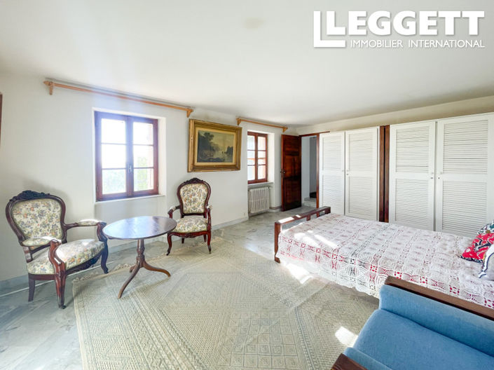 Image No.8-5 Bed House for sale