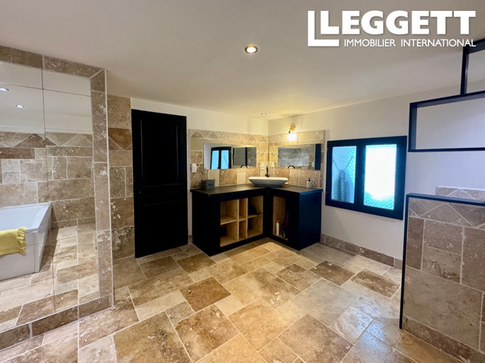 Image No.8-8 Bed House for sale