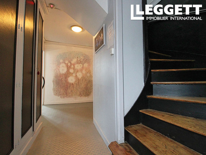 Image No.6-8 Bed House for sale