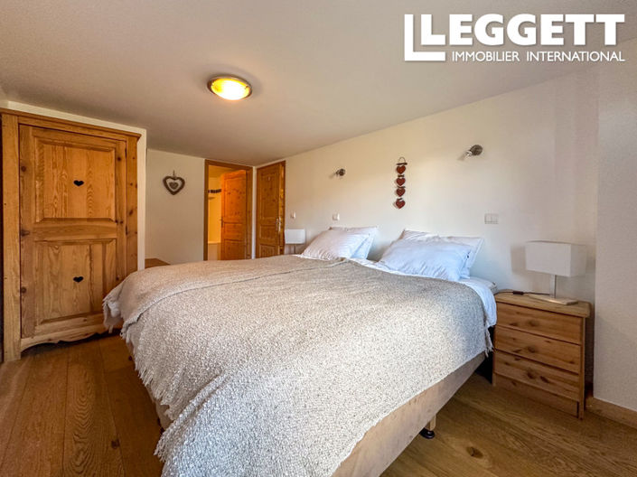 Image No.8-6 Bed House for sale