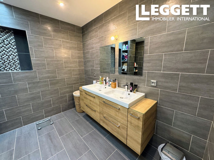 Image No.6-5 Bed House for sale