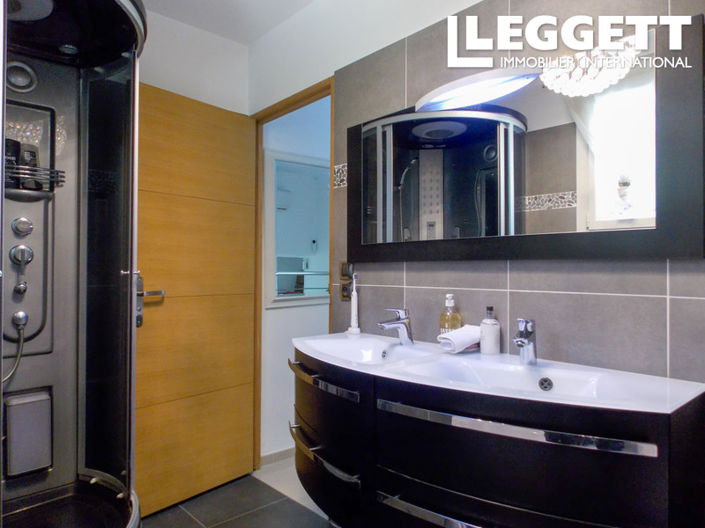 Image No.8-5 Bed House for sale