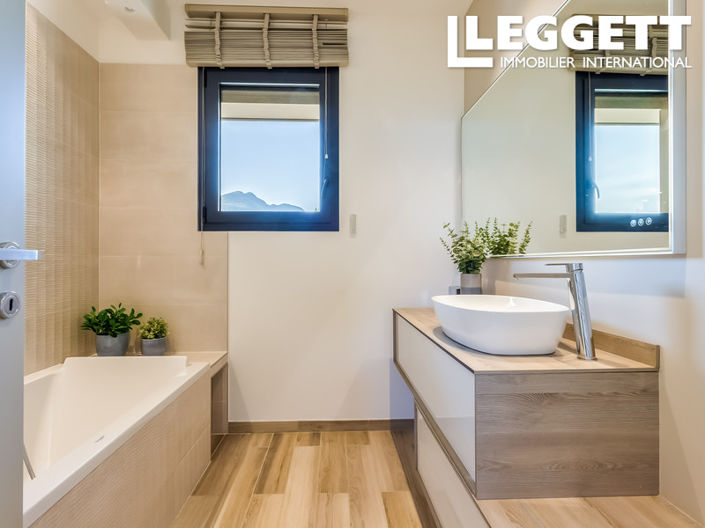 Image No.9-4 Bed House for sale