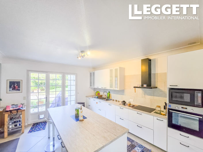 Image No.8-6 Bed House for sale