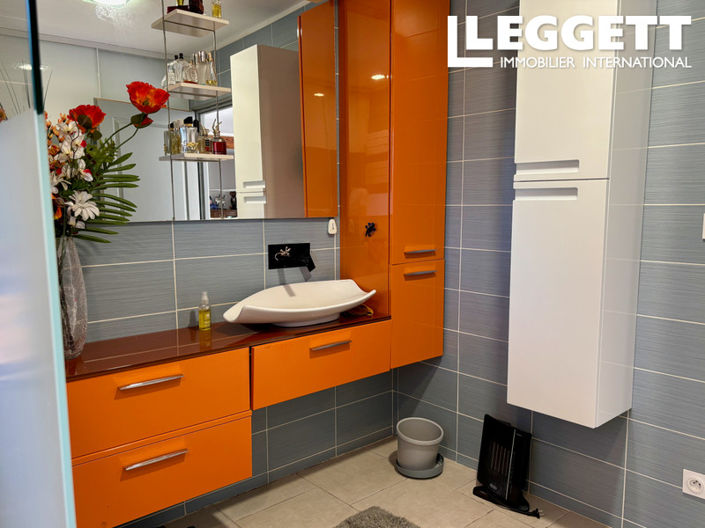 Image No.8-3 Bed House for sale