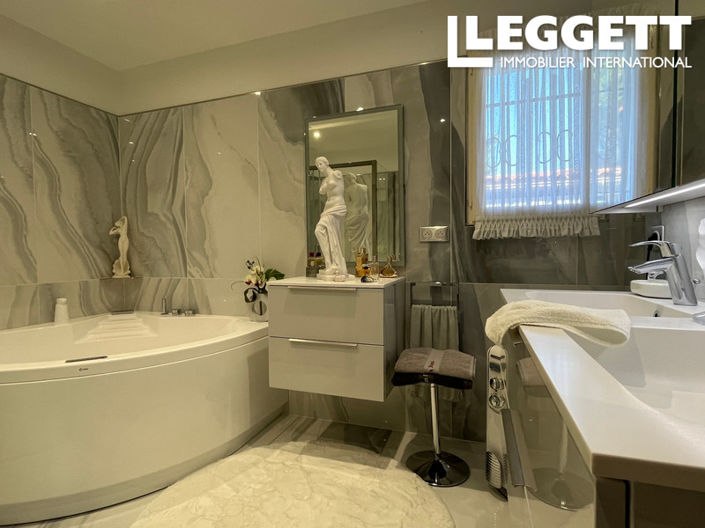 Image No.5-6 Bed House for sale