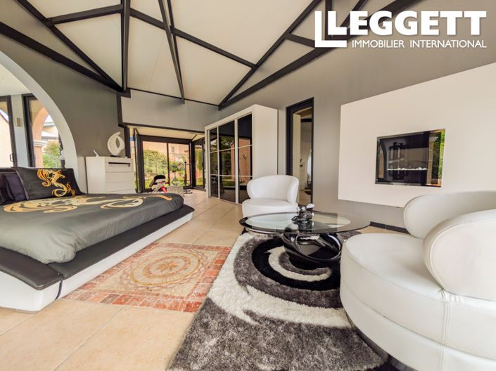 Image No.10-3 Bed House for sale