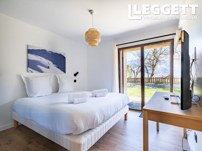 Image No.5-4 Bed House for sale