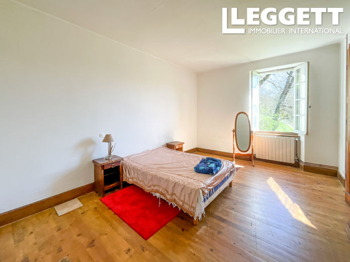 Image No.6-6 Bed House for sale