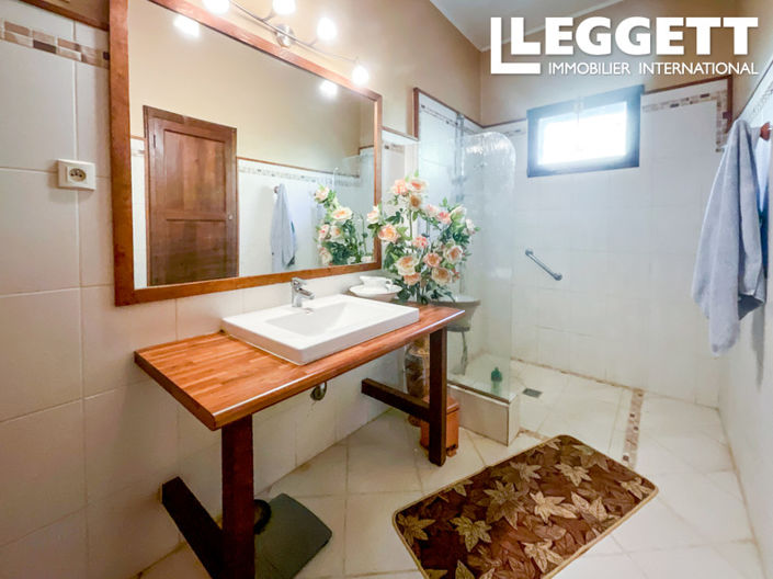 Image No.8-6 Bed House for sale