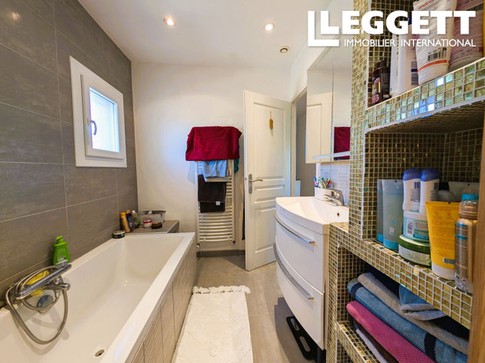 Image No.9-5 Bed House for sale