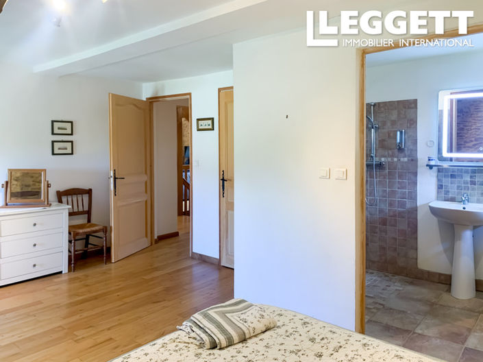 Image No.8-5 Bed House for sale