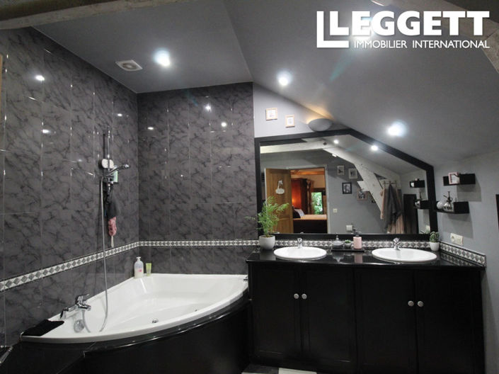 Image No.8-8 Bed House for sale