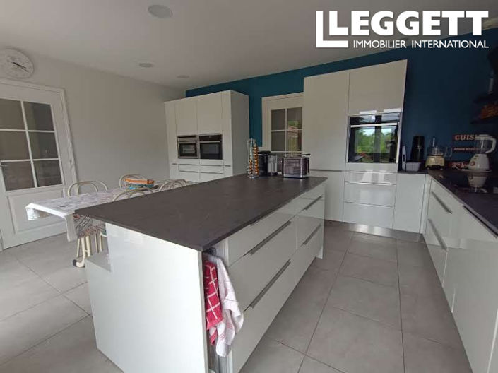 Image No.8-5 Bed House for sale