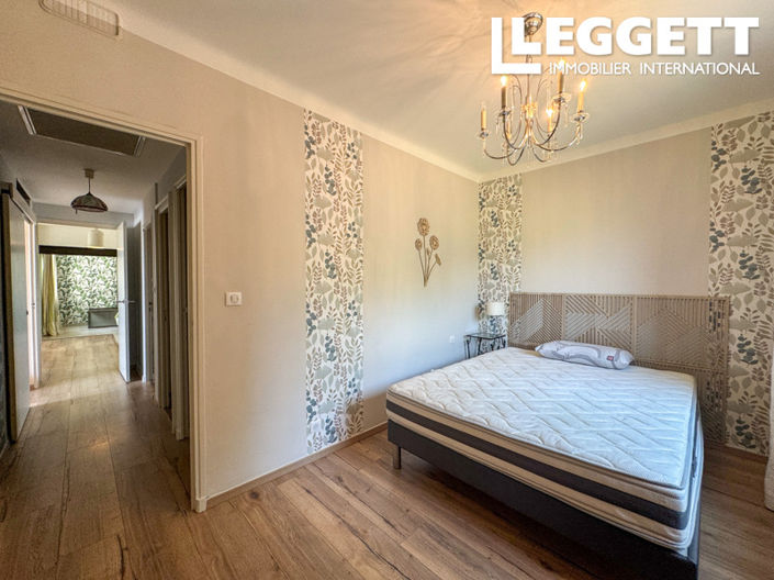 Image No.8-5 Bed House for sale