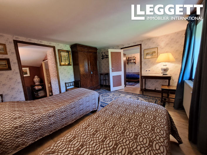 Image No.8-6 Bed House for sale