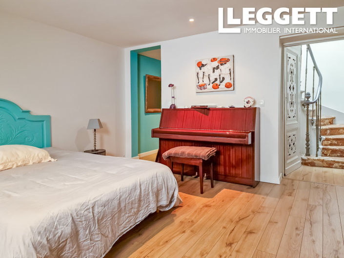 Image No.8-4 Bed House for sale