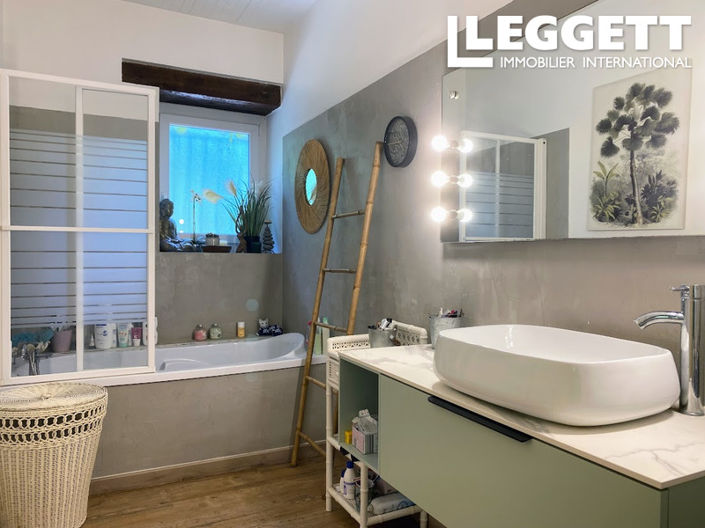 Image No.8-7 Bed House for sale