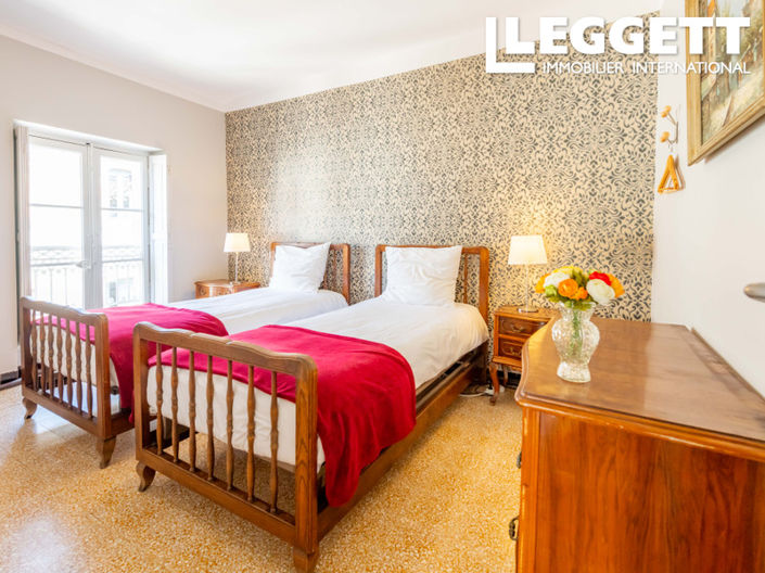 Image No.6-8 Bed Commercial for sale