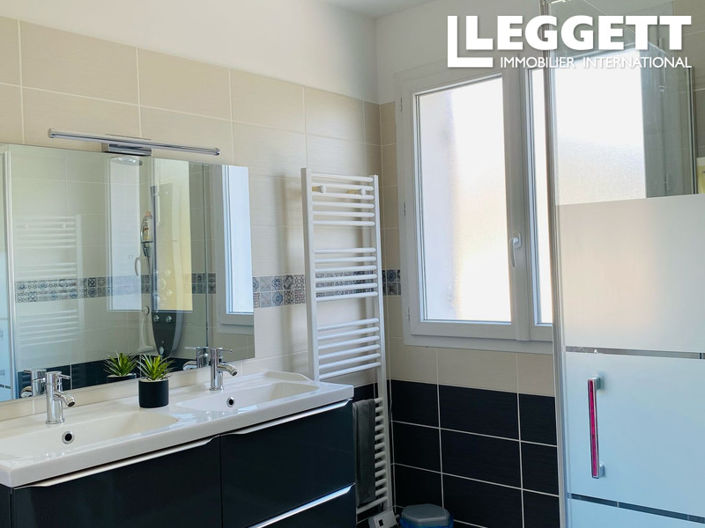 Image No.8-6 Bed House for sale