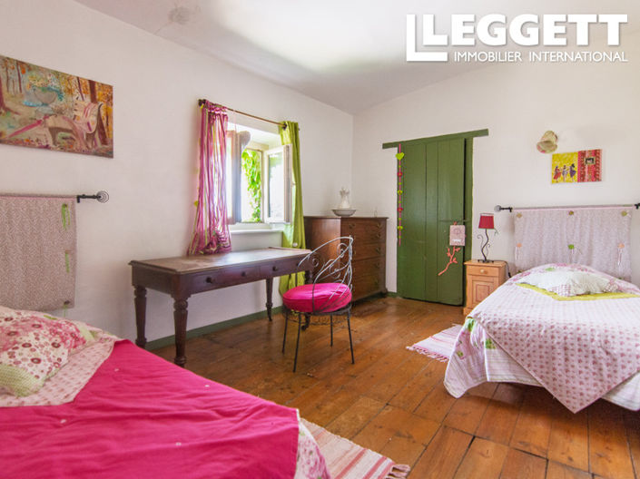 Image No.10-11 Bed House for sale