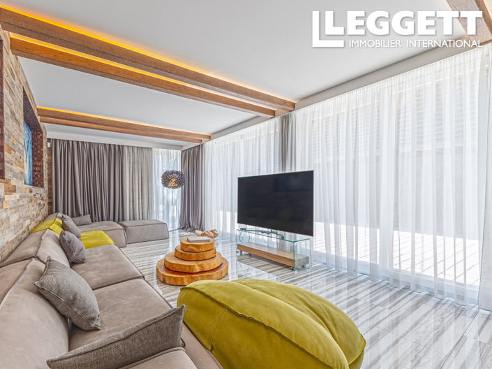 Image No.8-7 Bed House for sale