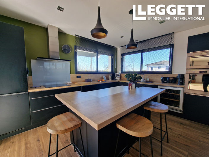 Image No.10-3 Bed House for sale