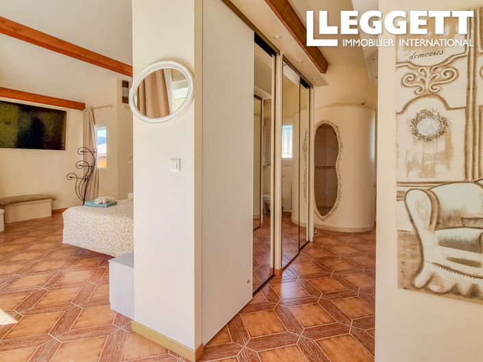 Image No.8-5 Bed House for sale