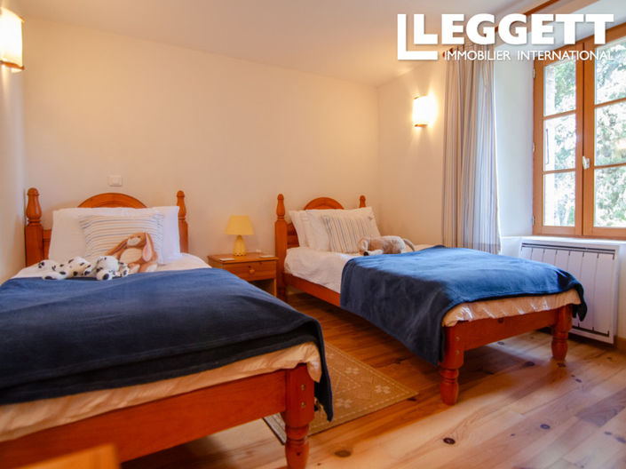 Image No.8-5 Bed House for sale