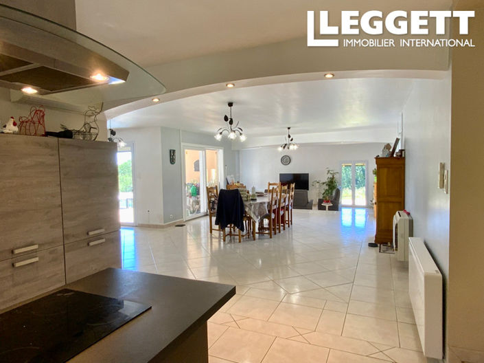 Image No.6-6 Bed House for sale