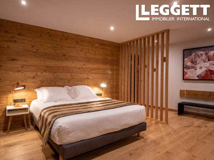 Image No.8-5 Bed House for sale