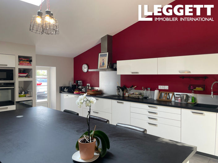 Image No.6-8 Bed House for sale