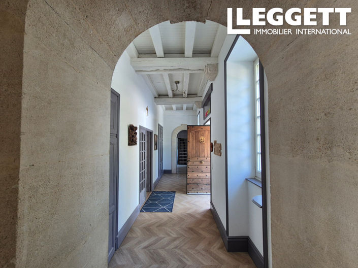 Image No.1-8 Bed House for sale