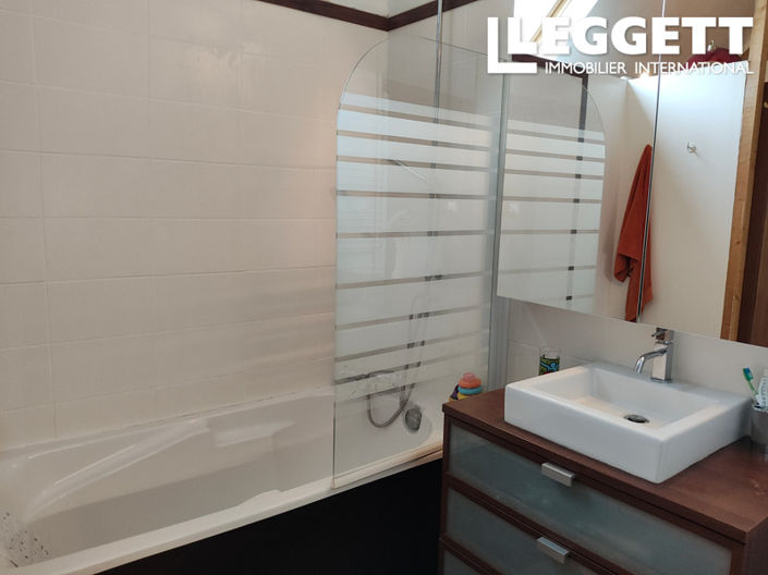 Image No.8-5 Bed House for sale