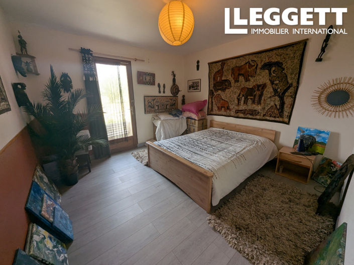 Image No.9-6 Bed House for sale