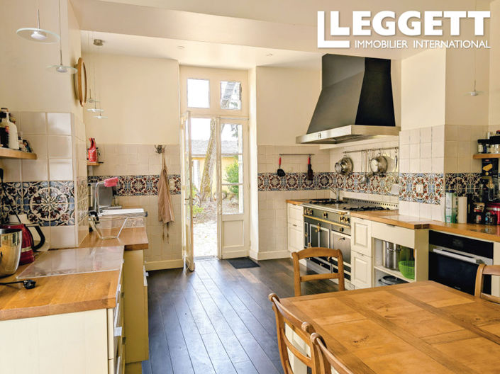 Image No.6-8 Bed House for sale