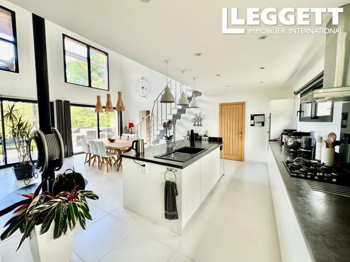 Image No.8-3 Bed House for sale