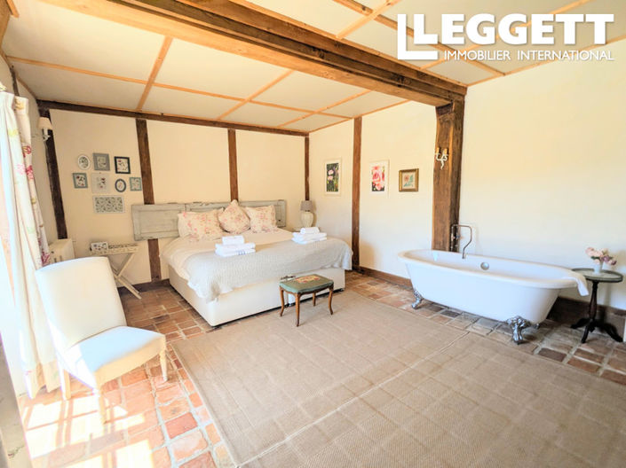 Image No.8-8 Bed House for sale