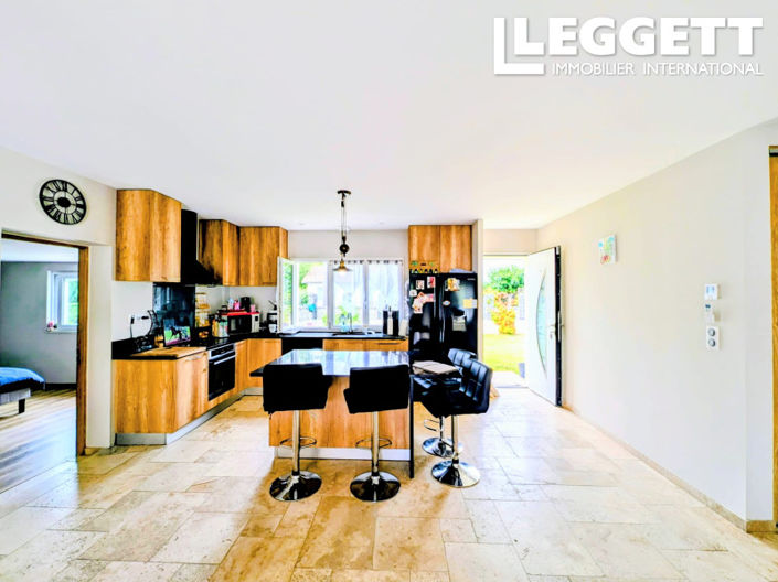 Image No.2-4 Bed House for sale