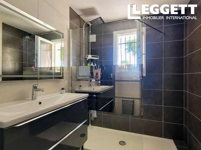 Image No.8-5 Bed House for sale